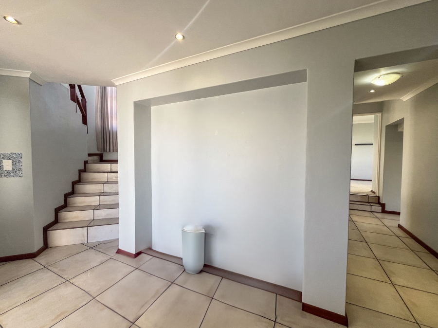 To Let 5 Bedroom Property for Rent in Paradise Beach Western Cape